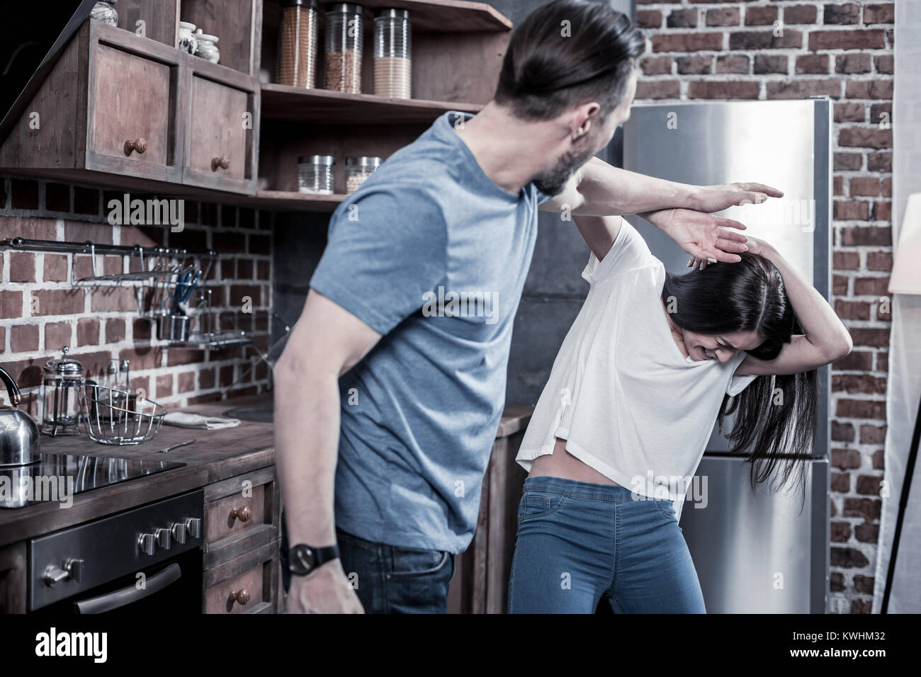 Unglückliche junge Frau selbst verteidigen. Stockfoto