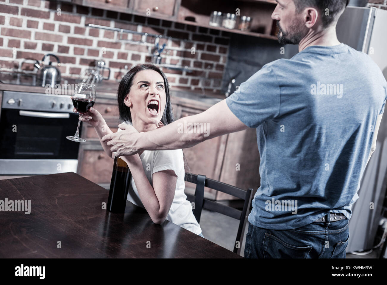 Wütend betrunkene Frau schreien an ihrem Ehemann Stockfoto
