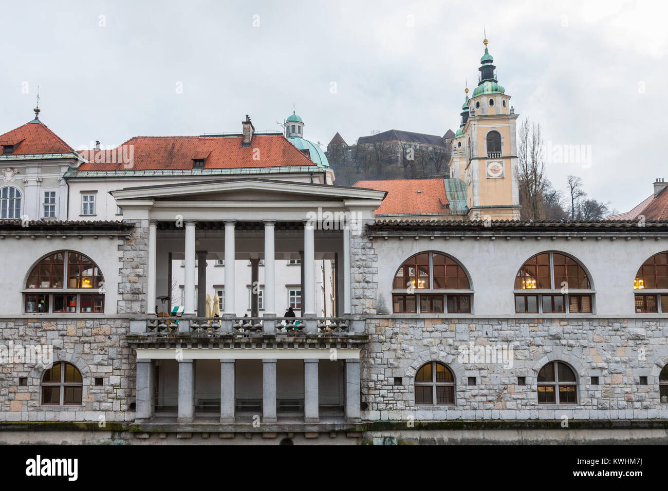 LJUBLJANA, Slowenien - 16 Dezember, 2017: Zentrale Markt von Ljubljana, der Hauptstadt Sloweniens, in einem trüben regnerischen Tag genommen, mit dem Fluss Ljubljanica Stockfoto