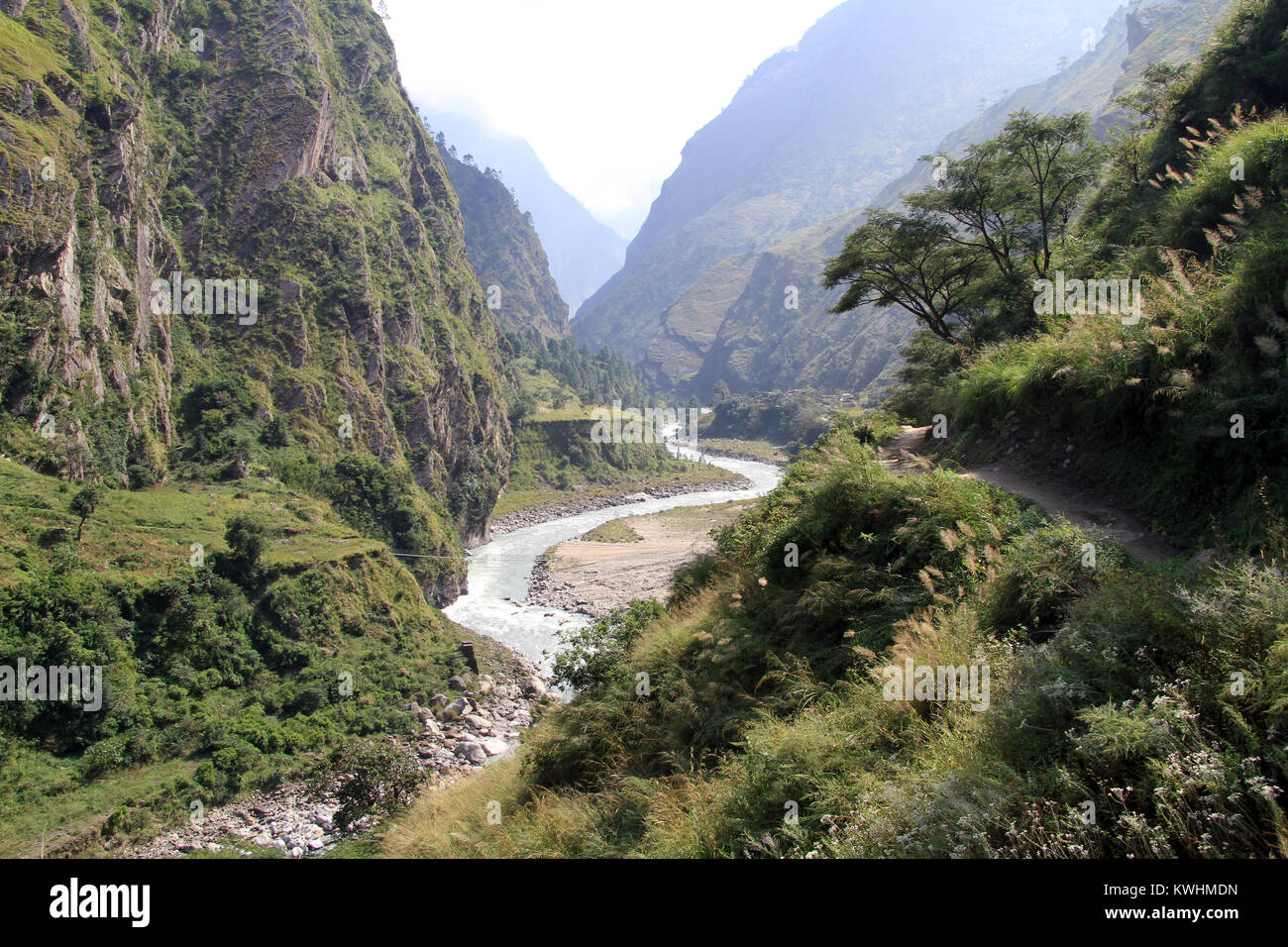 Fußweg in der Nähe des Flusses in der Region Manaslu in Nepal Stockfoto