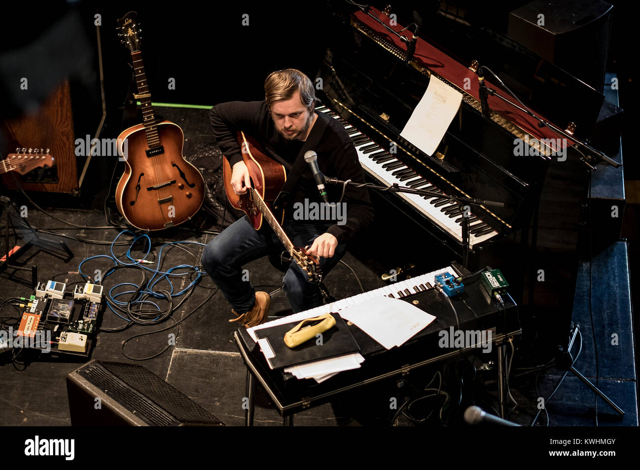 Die beiden Sänger, Musiker und Songwriter, die Färöischen Teitur (dargestellt) und der Amerikaner Matthew E. Weiß, für eine Woche, neue Lieder und Musik unter dem Begriff "Suburban Gipfel" an Forbraendingen in der Nähe von Kopenhagen. Am Ende des Prozesses, an dem sie ausgeführt, die neuen Songs auf einem Live-Konzert. Dänemark, Februar 2016 Stockfoto