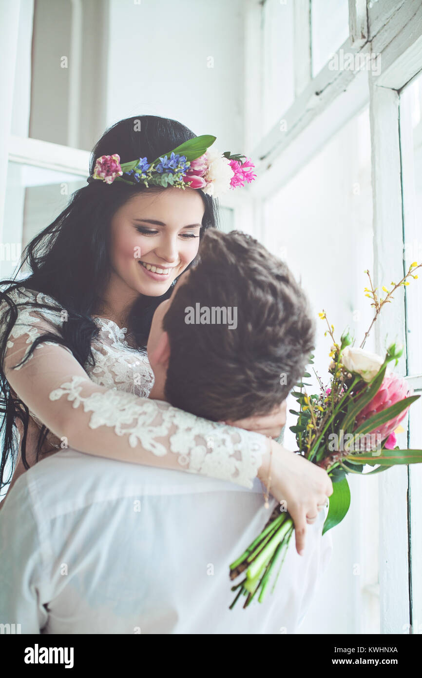 Glückliches Paar umarmte. Die Braut und Bräutigam. Schöne Frau und schöner Mann, Hochzeit paar Stockfoto