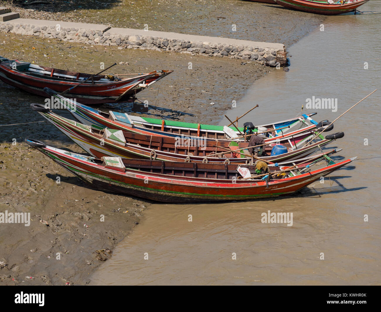 Kleine, traditionelle Boote entlang Dala River in der Nähe von Yangon. Stockfoto