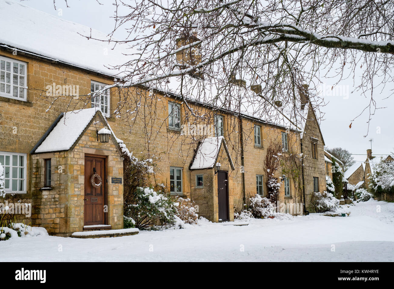 Reihe von Cottages im Schnee im Dezember. Breite Campden, Cotswolds, Gloucestershire, England Stockfoto