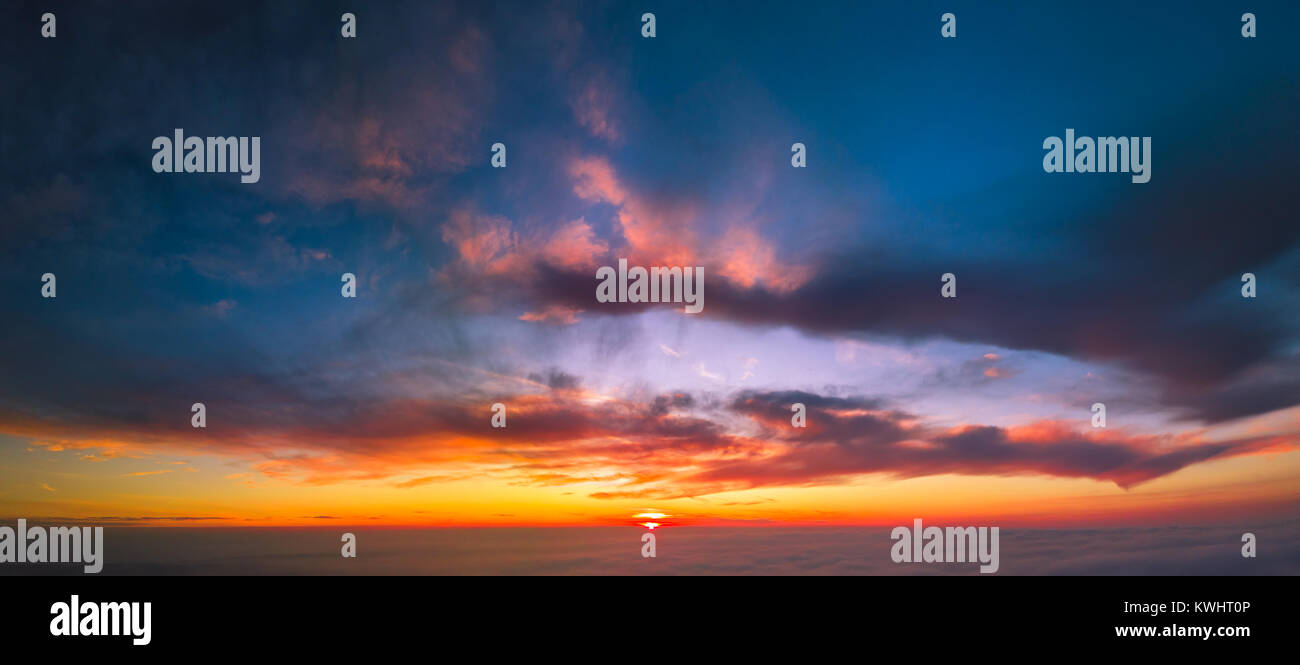 Fliegen zwischen den Wolken bei Sonnenuntergang Stockfoto