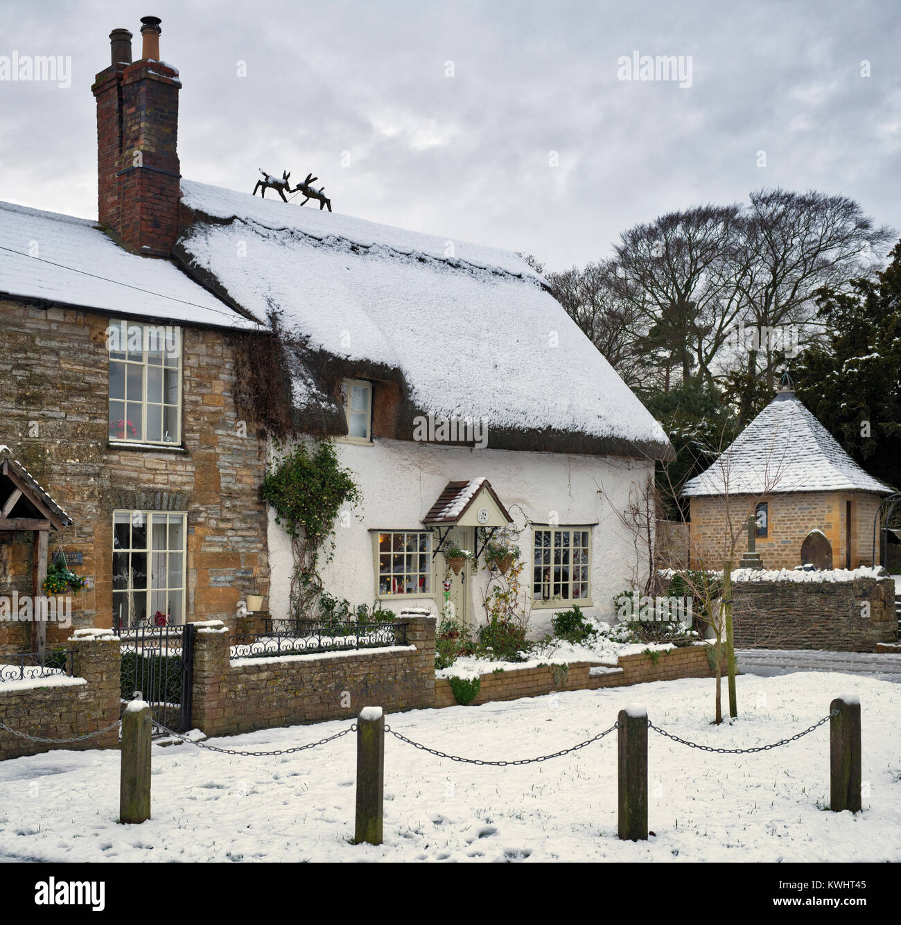Reetdachhaus im Schnee im Dezember. Bretforton, Worcestershire, England Stockfoto
