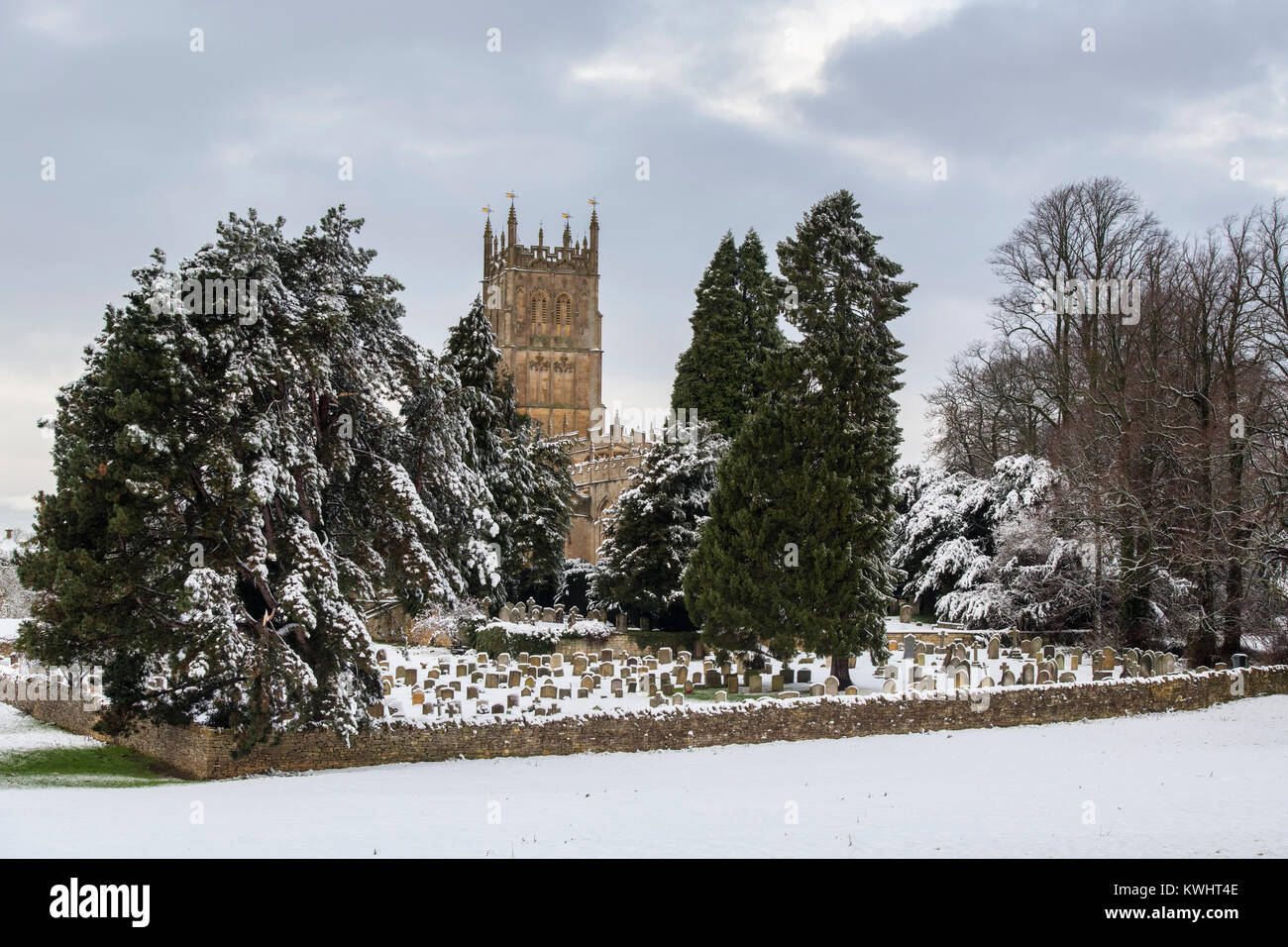 St. Jakobus Kirche im Schnee im Dezember. Chipping Campden, Cotswolds, Gloucestershire, England Stockfoto
