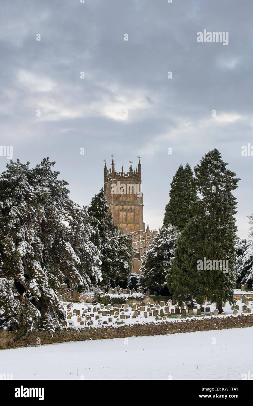 St. Jakobus Kirche im Schnee im Dezember. Chipping Campden, Cotswolds, Gloucestershire, England Stockfoto