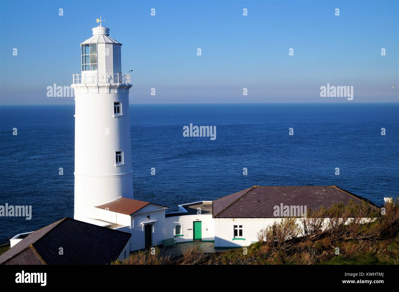 Trevose Head Lighthouse mit Blick aufs Meer. Stockfoto