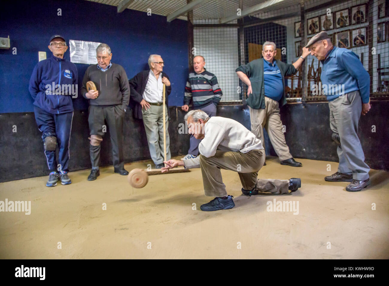Ältere Männer spielen krulbollen, Flämische Version von Indoor Spiel in der Belgischen Café De Zandvlooi in Kruishoutem, Ostflandern, Belgien Schalen Stockfoto