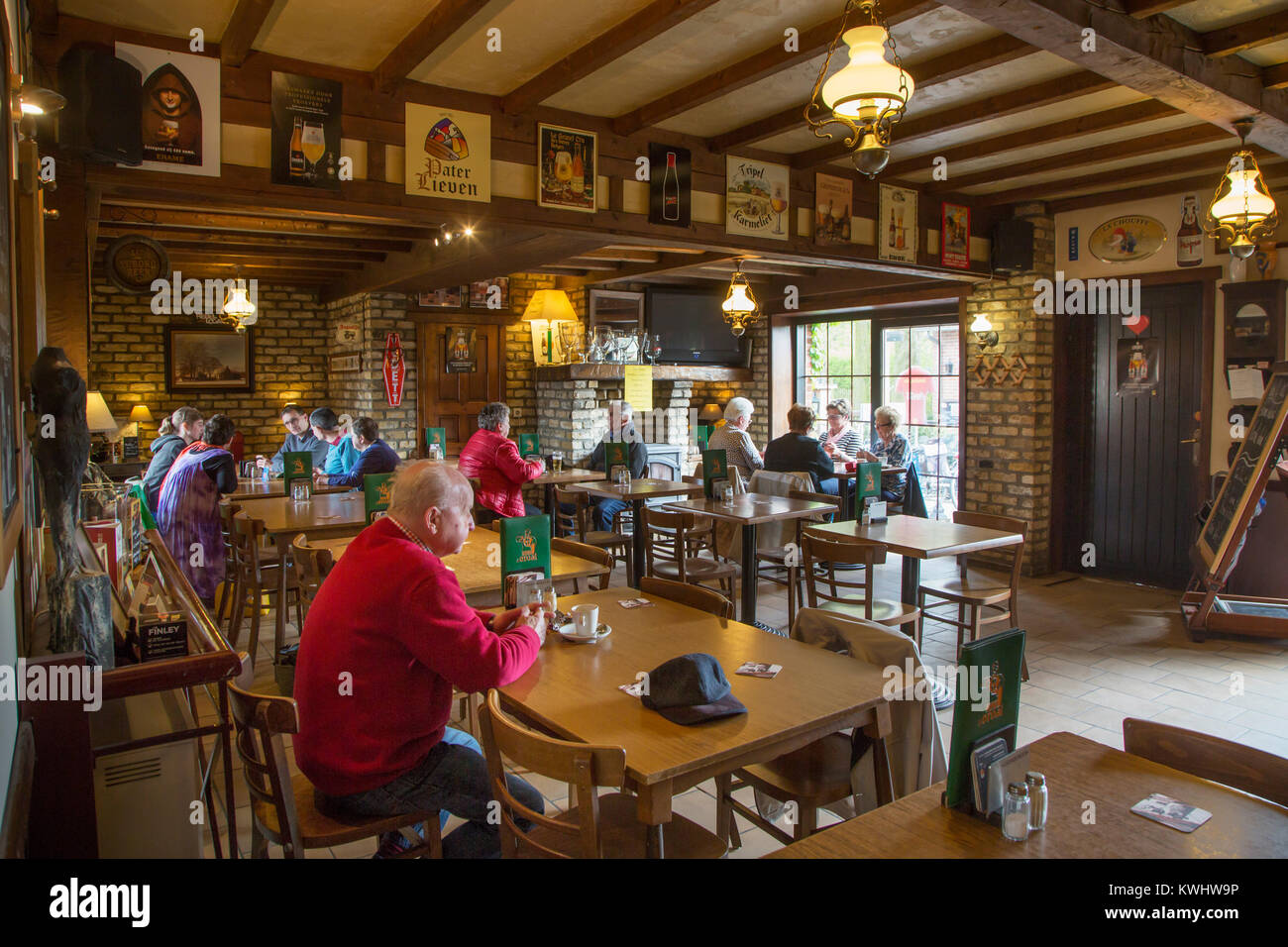 Ältere Kunden im Belgischen Café De Zandvlooi im flämischen Dorf Kruishoutem, Ostflandern, Belgien Stockfoto