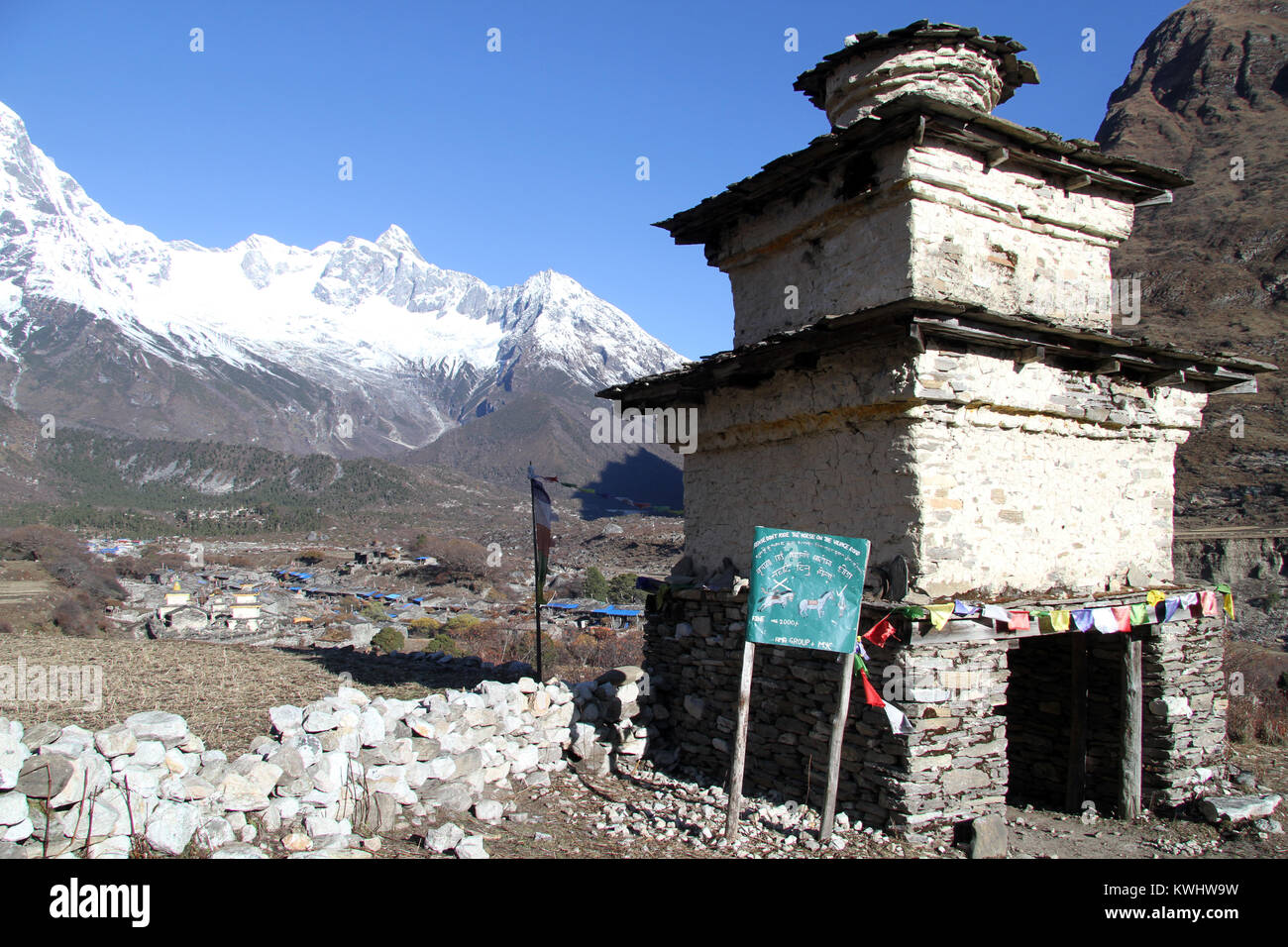 Schnee oben Manaslu und Dorf Samagoon Stockfoto