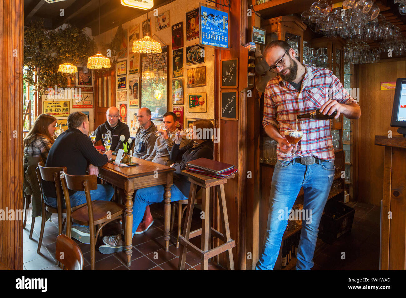 Barkeeper gießen Belgischen Bier im Glas in flämische Brasserie De Pikardijn im Dorf Sint-Lievens-Houtem, Ostflandern, Belgien Stockfoto
