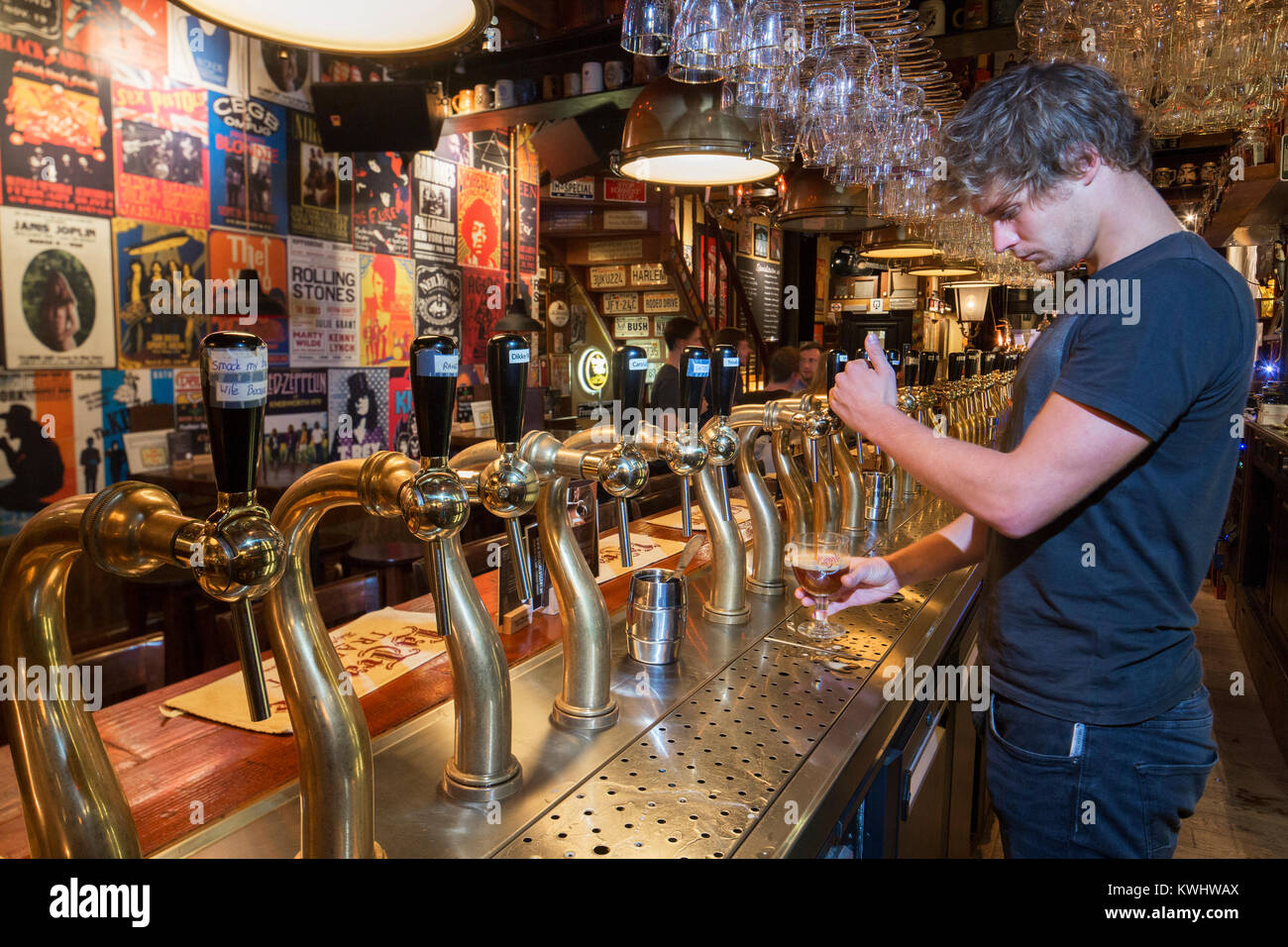 Barkeeper Zeichnung belgischen Bier im Glas in der Flämischen café Rock Circus in der Stadt Gent, Flandern, Belgien Stockfoto