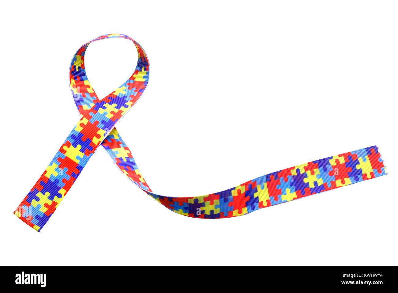 World Autism Bewußtsein und stolz Tag mit Puzzle Muster Band auf weißem Hintergrund Stockfoto