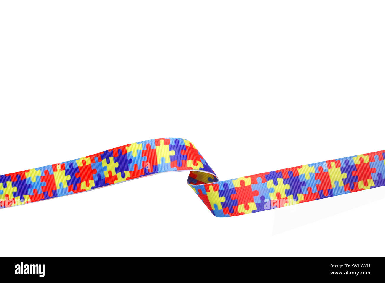 World Autism Bewußtsein und stolz Tag mit Puzzle Muster Band auf weißem Hintergrund Stockfoto