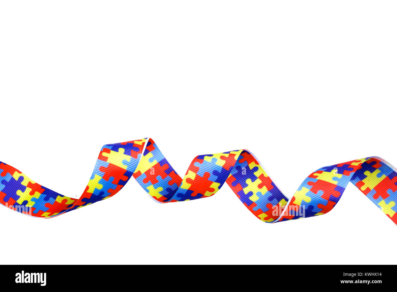 World Autism Bewußtsein und stolz Tag mit Puzzle Muster Band auf weißem Hintergrund Stockfoto
