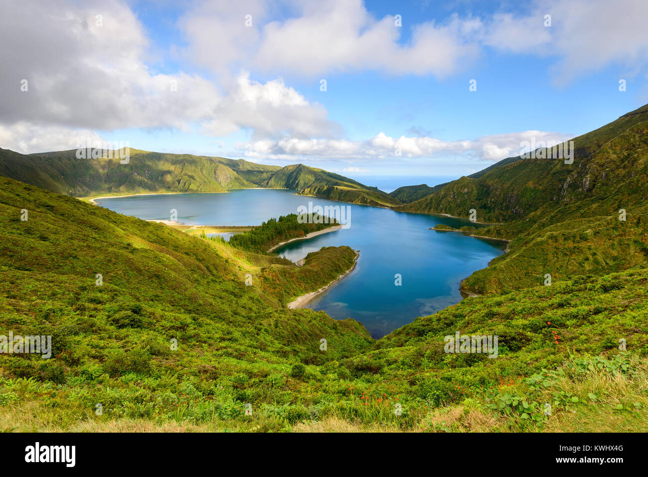 Panoramablick auf die Landschaft mit Blick auf den Lagoa do Fogo eine wunderschöne Lagune auf der Insel Sao Miguel. Die Azoren sind eine der wichtigsten Urlaubsziele in Portu Stockfoto