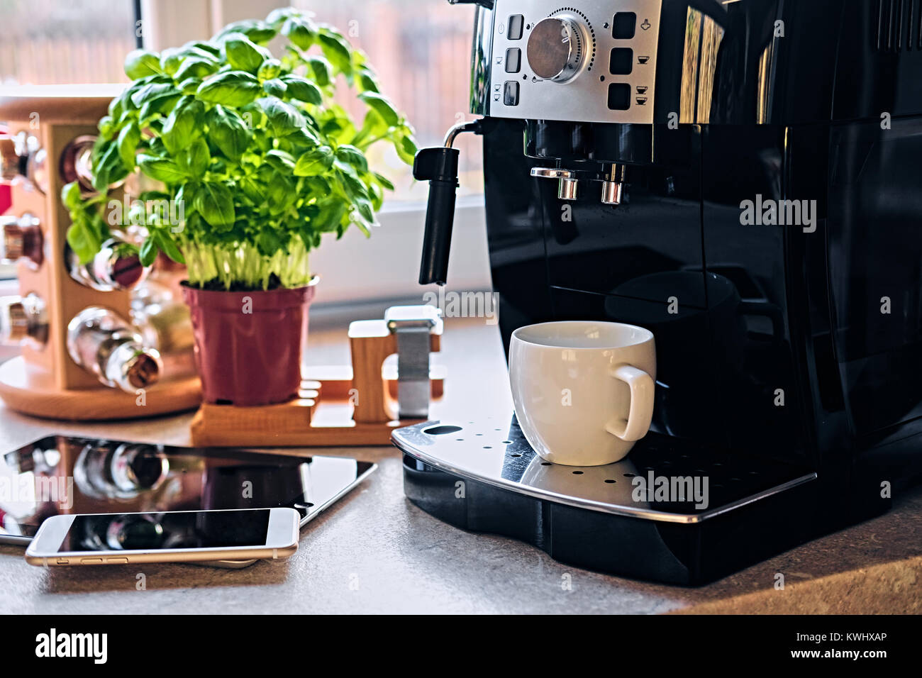 Kaffeemaschine und Mitteilung von smart Watch, Tablet PC Stockfoto