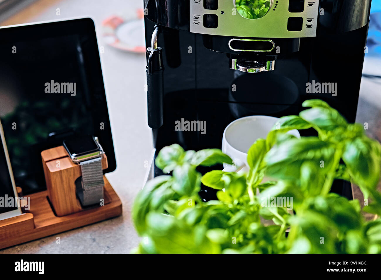 Kaffeemaschine und Mitteilung von smart Watch, Tablet PC Stockfoto