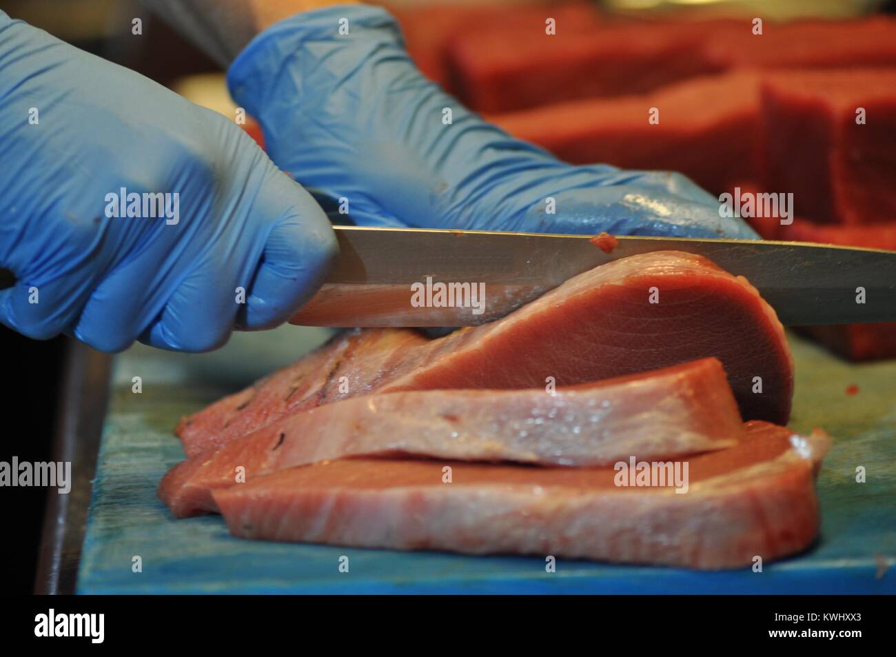 Koch schneiden frischen roten Thunfisch, mit Japanischen Messer Stockfoto
