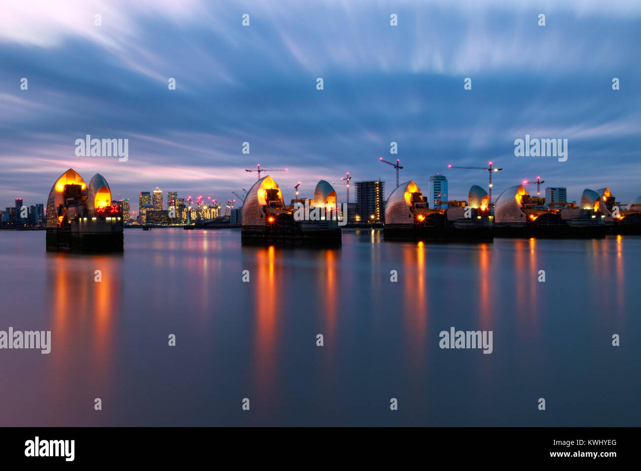 Fotos mit langer Belichtungszeit, Thames Barrier und Canary Wharf in London. Stockfoto