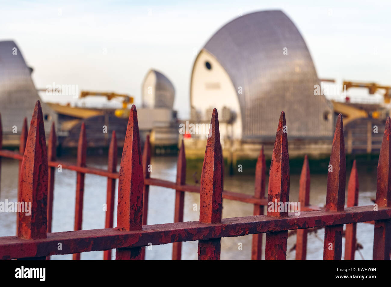 Rostige Tor mit Thames Barrier im Hintergrund für Konzept verwenden Stockfoto