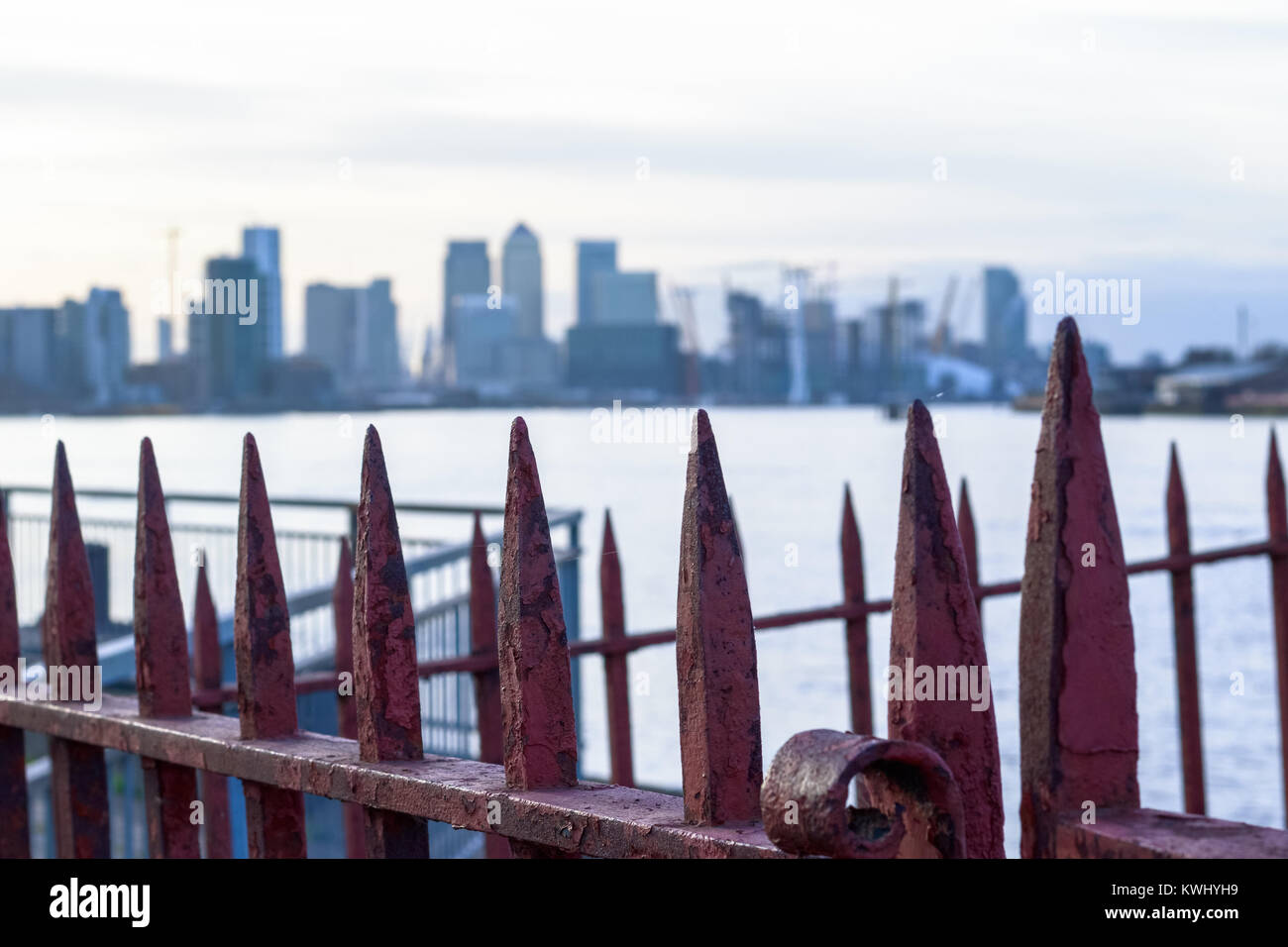 Rostige Tor mit Canary Wharf, einem großen Bezirk in London in den Hintergrund für Konzept verwenden Stockfoto