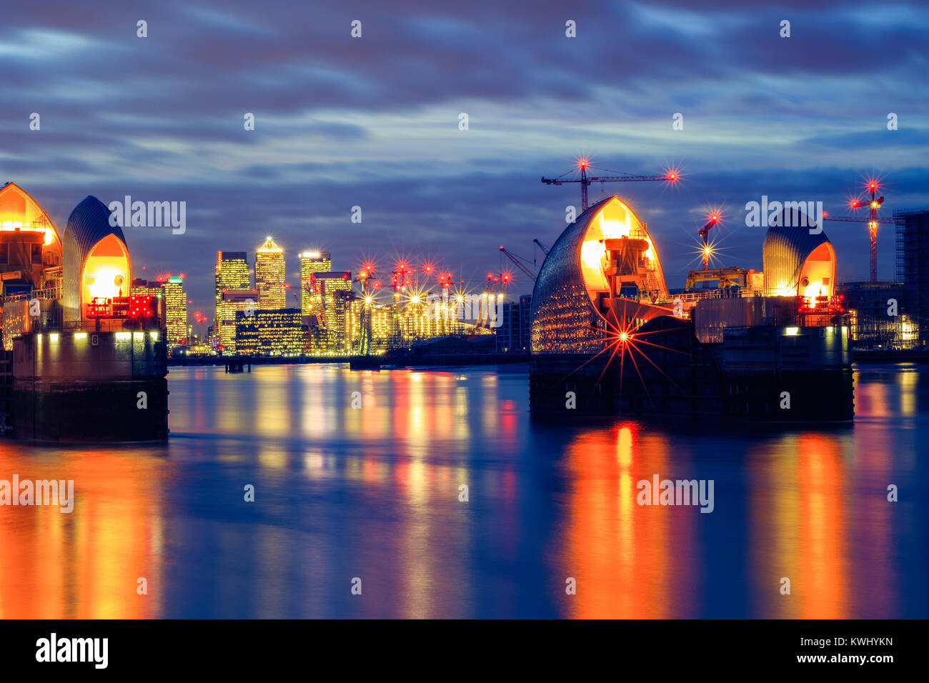 Fotos mit langer Belichtungszeit, Thames Barrier und Canary Wharf in London. Stockfoto