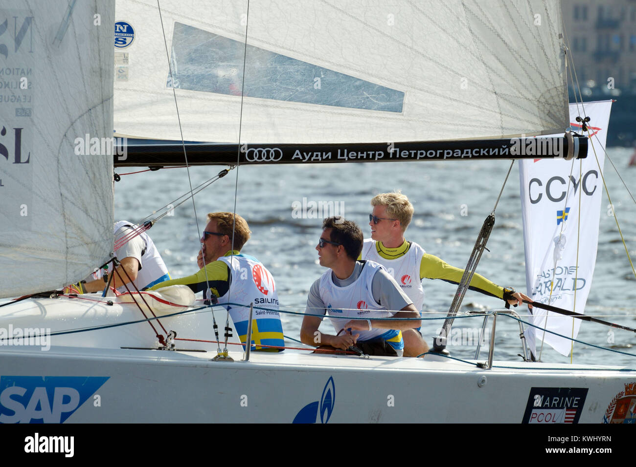 12.08.2017. Russland. Sankt-petersburg. Athleten konkurrieren in der Geschwindigkeit der vorbei an der Route auf der Yacht. Stockfoto