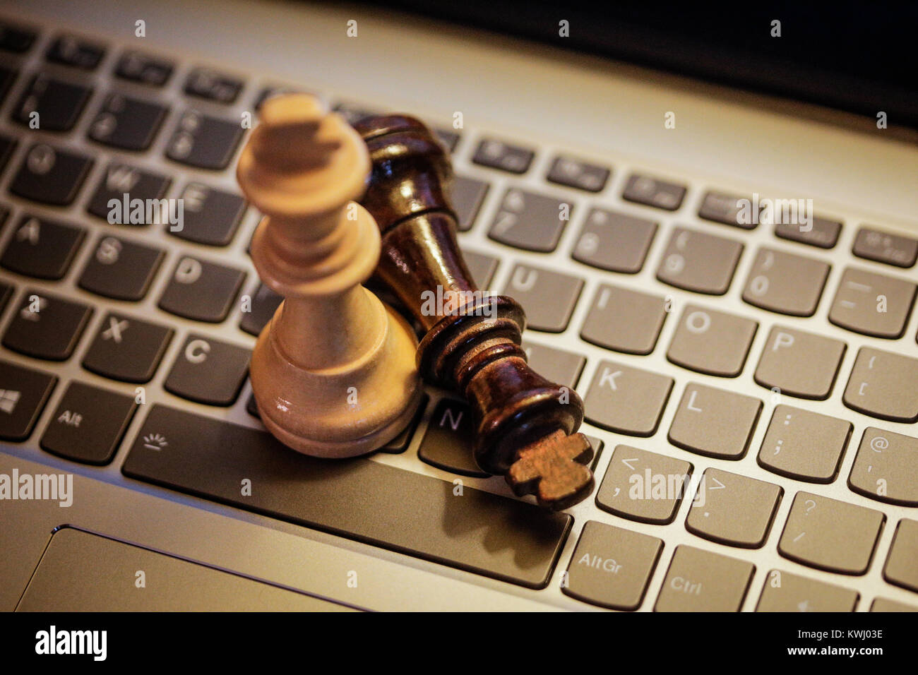 Schach Könige auf Laptop Tastatur - digitale Strategie Stockfoto