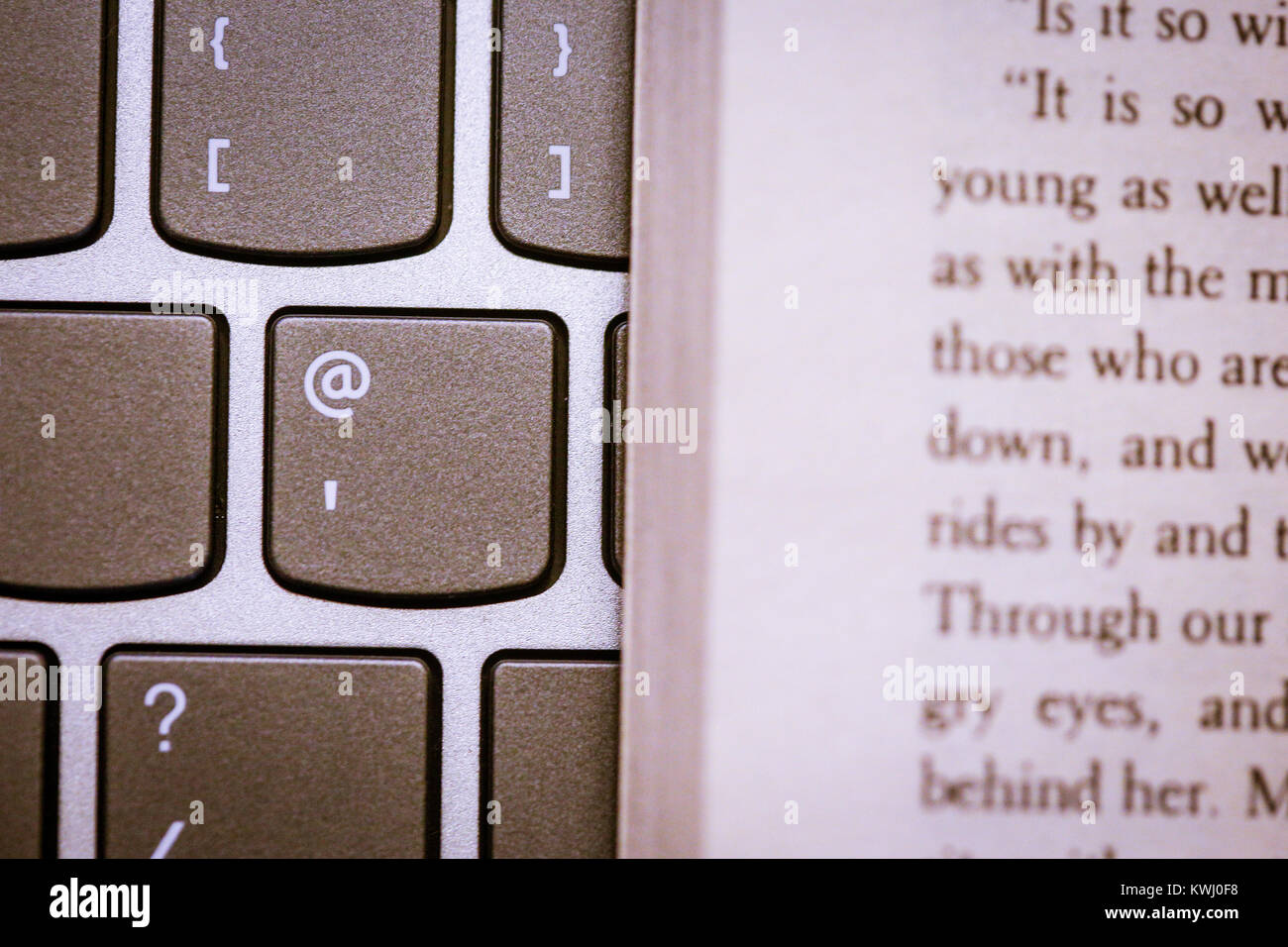 Nahaufnahme der klassischen englischen Buch auf Laptop Tastatur - Print versus digitale Stockfoto