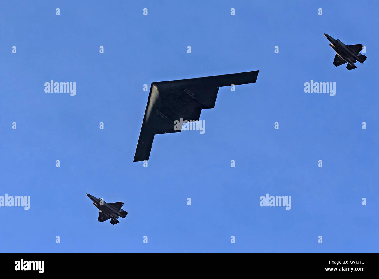 Flugzeug B-2 bomber und F-35 Lightning Düsenjäger fliegen - über 2018 Rose Parade Stockfoto