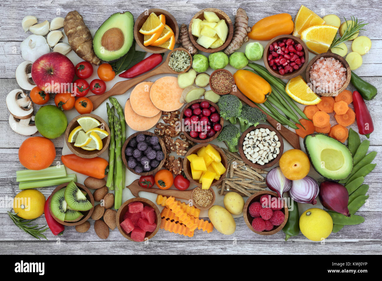 Health Food Konzept mit Obst, Gemüse, Kräuter, Gewürze, Nüsse, Samen