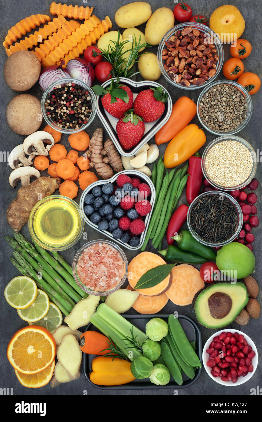 Gesund super Auswahl beim Essen mit Obst, Gemüse, Kräuter, Gewürze, Hülsenfrüchte, Himalaya Salz und Olivenöl auf Marmor Hintergrund. Stockfoto