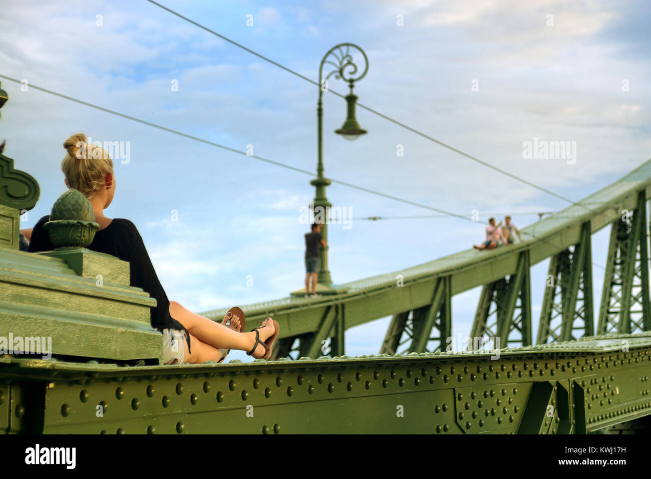 Mädchen ist liegend auf Brücke girder Stockfoto