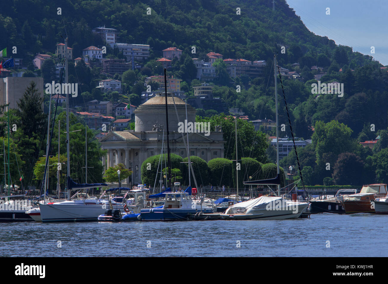 Segelboot günstig in einem kleinen Hafen von Comer see, Italien Stockfoto