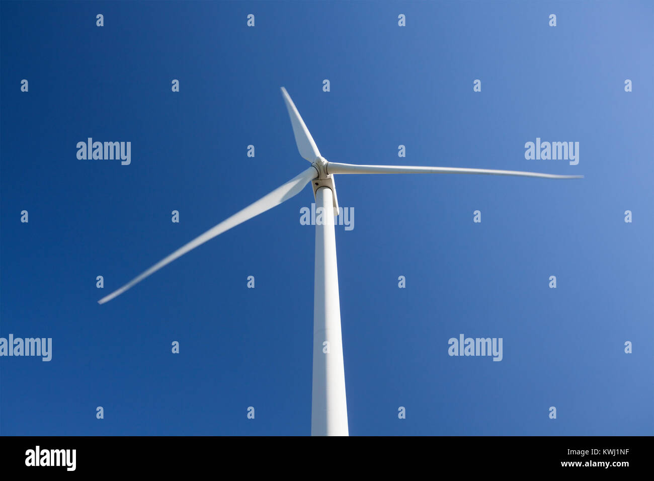 Nahaufnahme der Blätter einer horizontalen Achse Windenergieanlage in Ontario, Kanada. Stockfoto