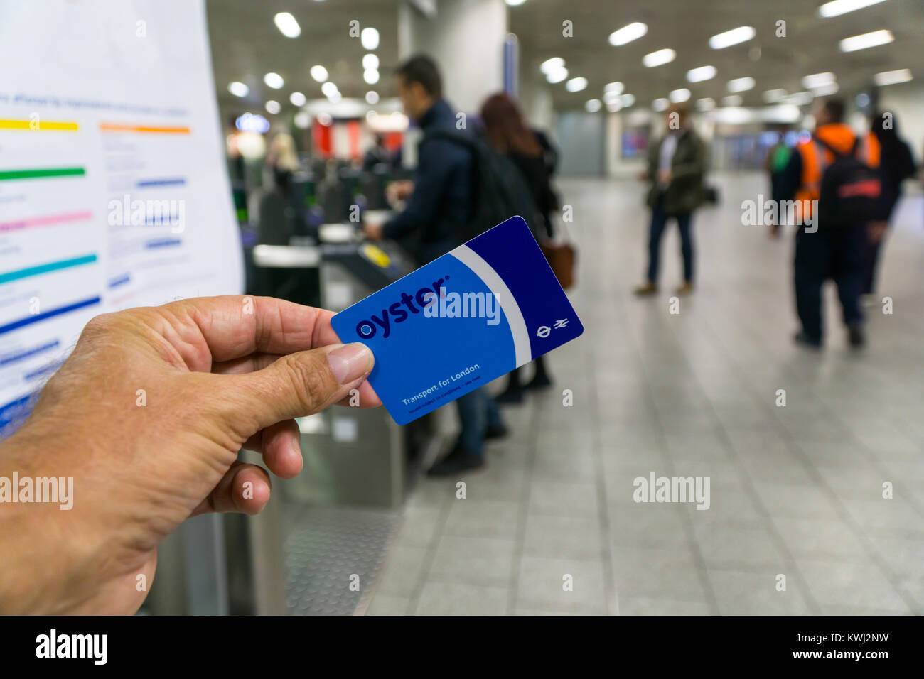 Eine Person, die eine Oyster Card innerhalb eines LONDONG U-Bahnhof Stockfoto