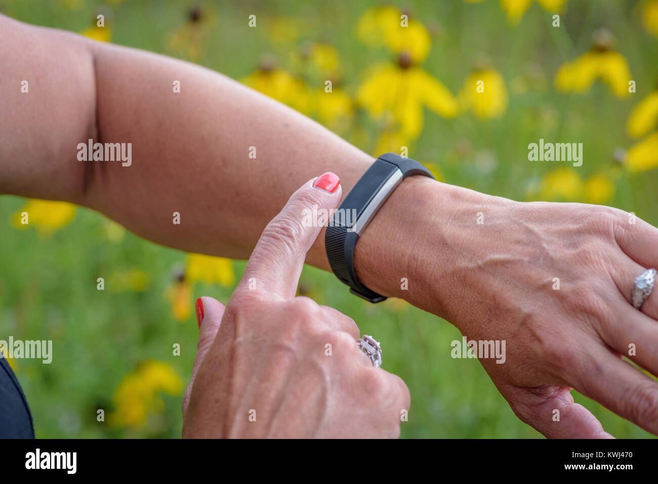 Nahaufnahme von Frau mit smartwatch Activity Tracker Stockfoto