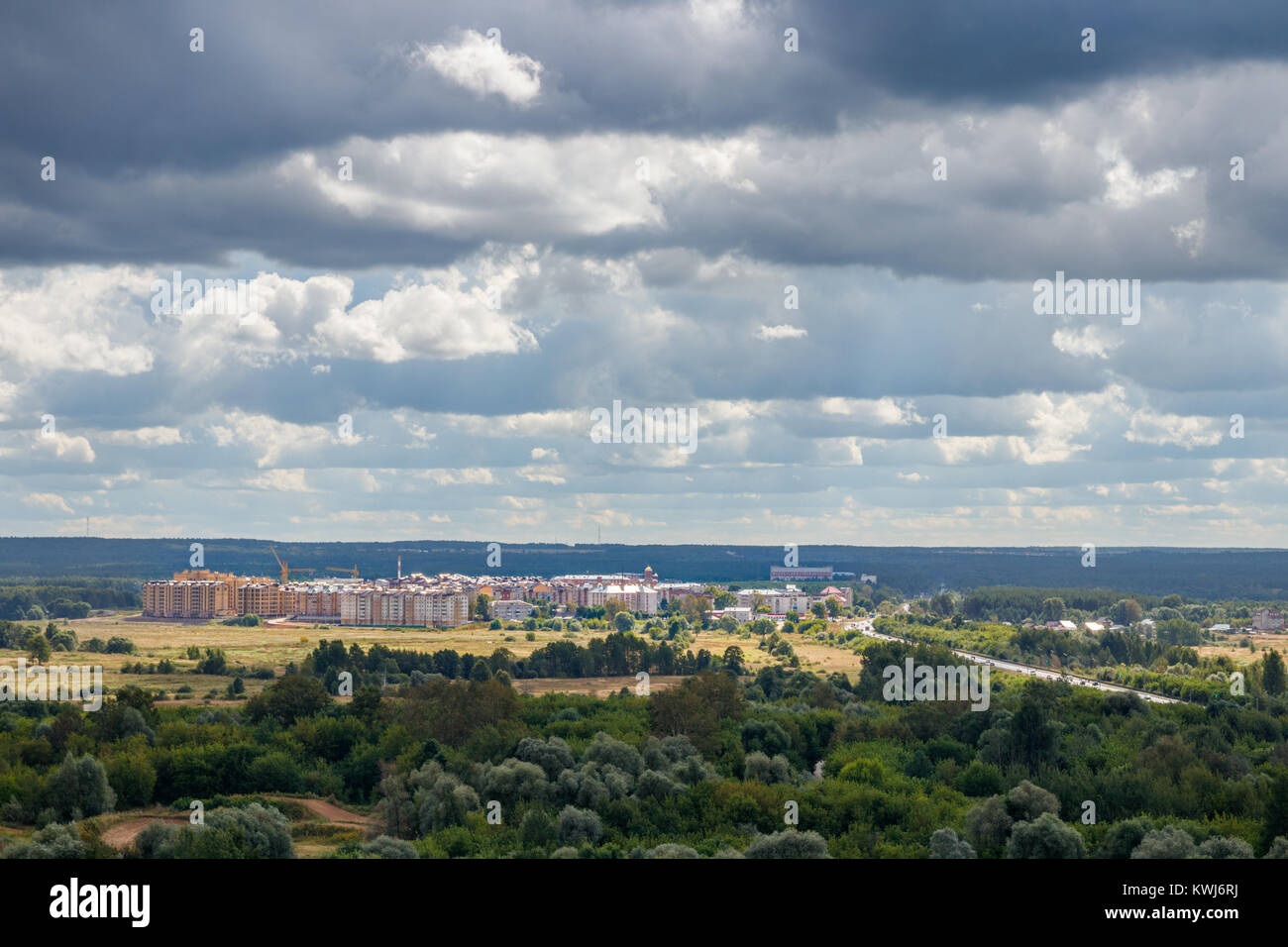 Luftbild vom Puschkin Park der Vladimir Kommunar mit Apartment Gebäude und Bäume an Kljaz'ma gebaut Riverside unter einem bewölkten Himmel. Russland. Stockfoto