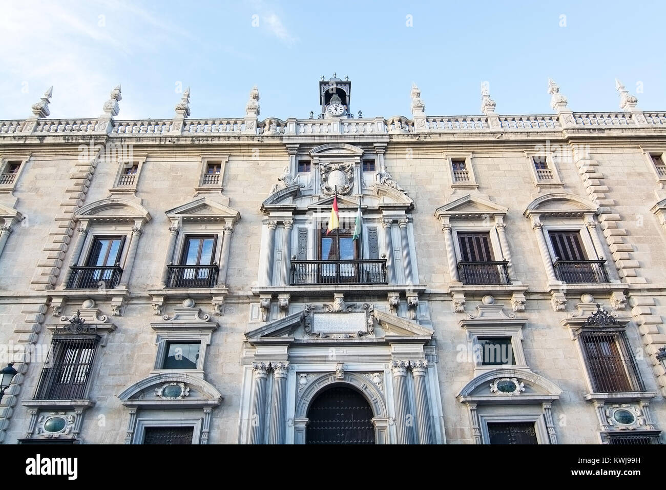 GRANADA, Andalusien, Spanien - 20. Dezember 2017: High Court von Andalusien klassizistischen Gebäude am 20 Dezember, 2017 in Granada, Andalusien, Spanien Stockfoto