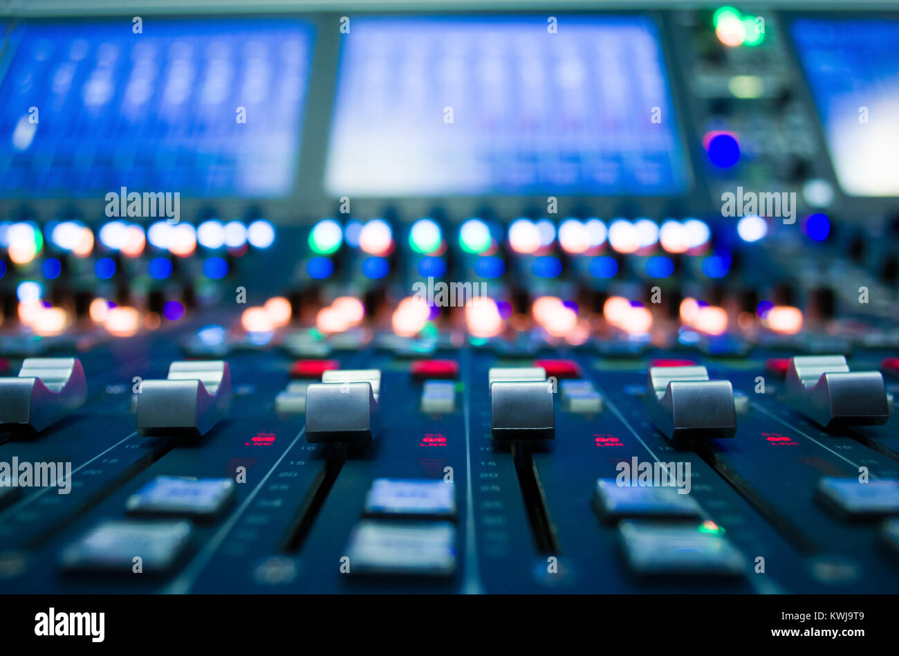 Detail einer Musik Mixer im Studio dj Arbeiten für neue Tracks Musik Produktion mit Bearbeitungstools Stockfoto