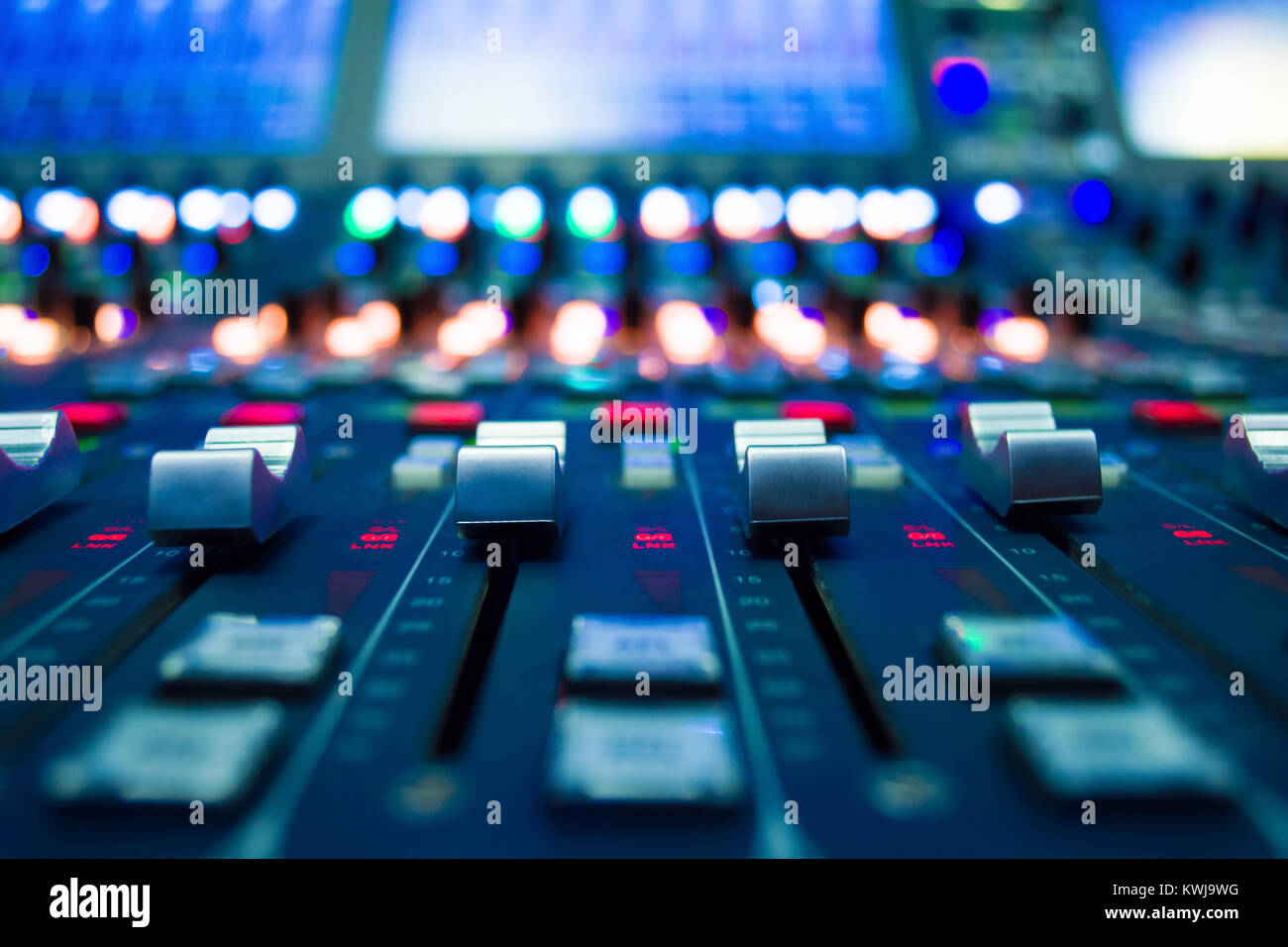Detail einer Musik Mixer im Studio dj Arbeiten für neue Tracks Musik Produktion mit Bearbeitungstools Stockfoto
