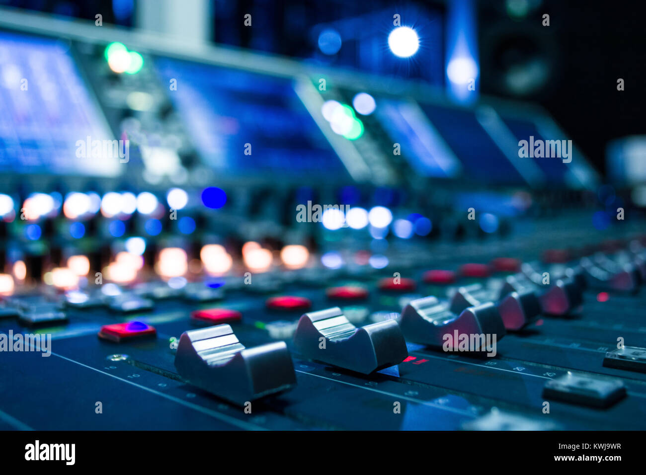 Detail einer Musik Mixer im Studio dj Arbeiten für neue Tracks Musik Produktion mit Bearbeitungstools Stockfoto
