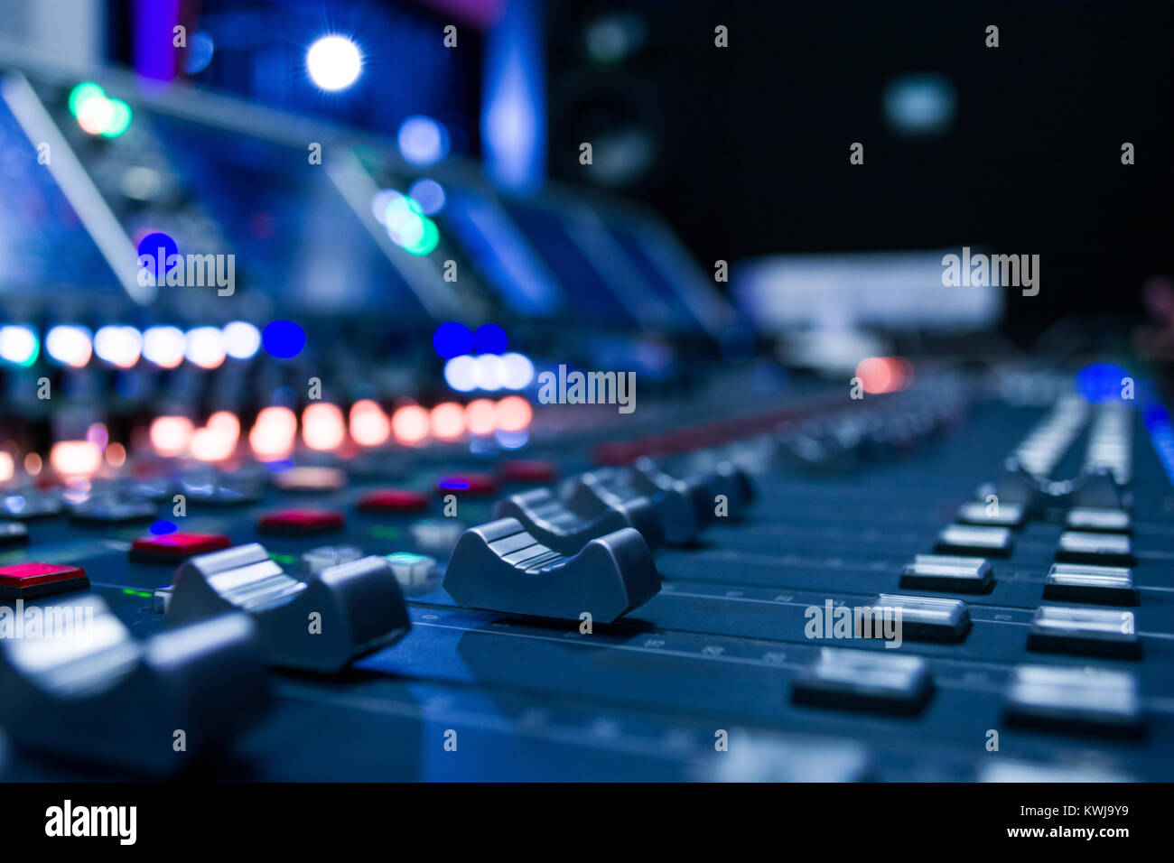 Detail einer Musik Mixer im Studio dj Arbeiten für neue Tracks Musik Produktion mit Bearbeitungstools Stockfoto