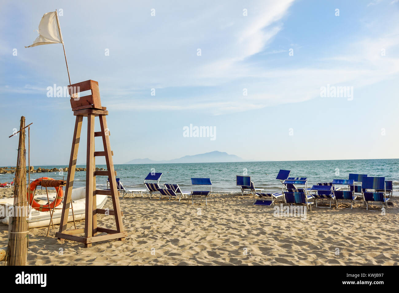 Warnsignal für einen wite Flagge an einem schönen Strand mit einer blauen Himmel bei Sonnenuntergang Stockfoto