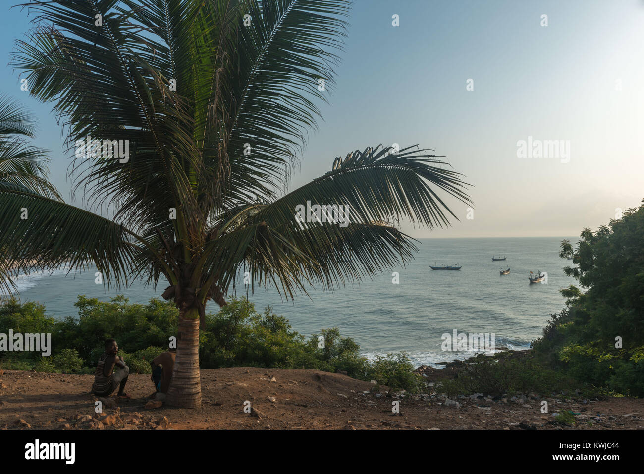 Blick von der Festung der Guten Hoffnung über die Gold Coast mit Fischerbooten, Senya Beraku, Central Region, Ghana, Afrika Stockfoto