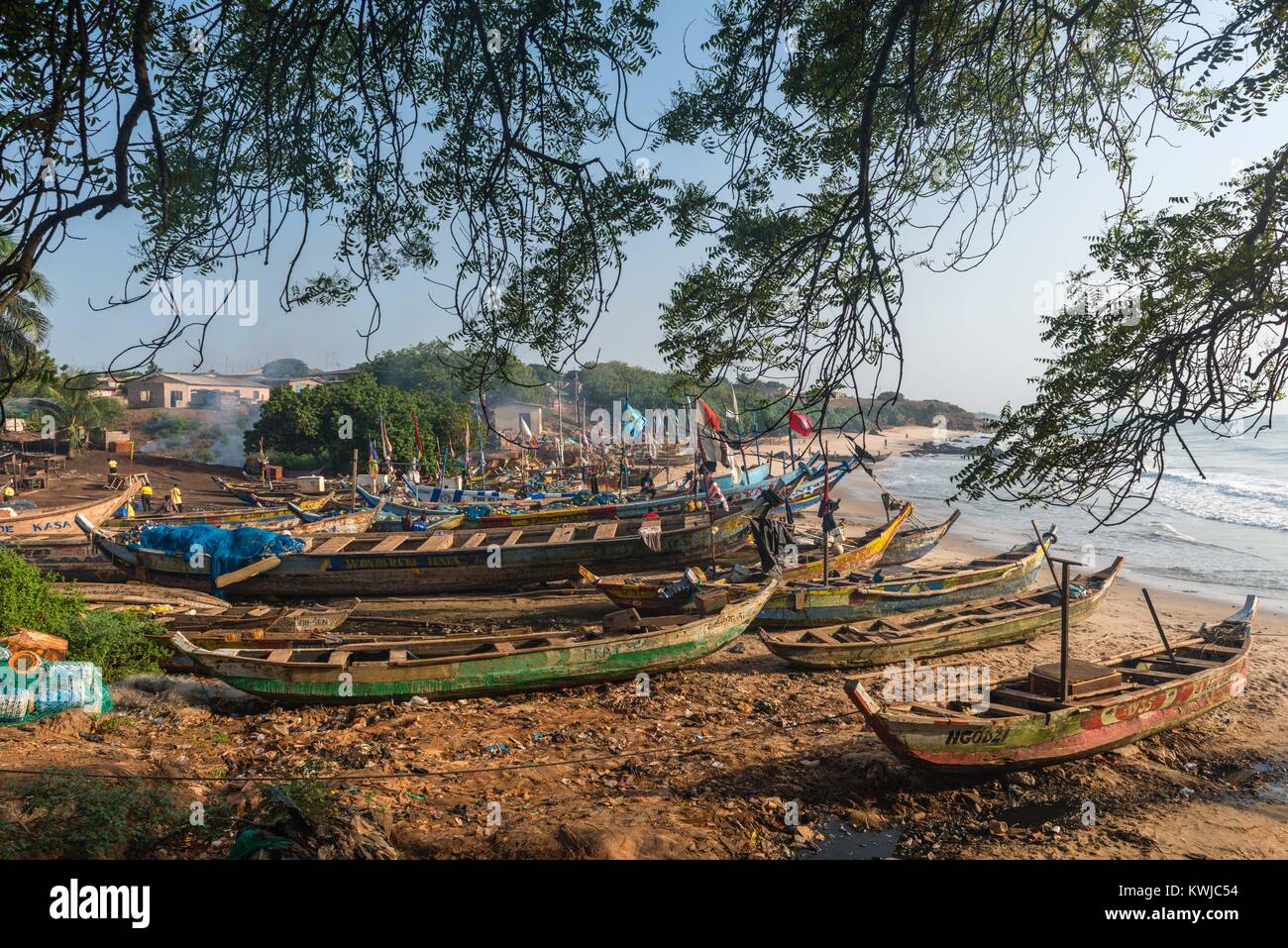 Hölzerne Fischerboote Line up am Strand, Senya Beraku, Gold Coast, Central Region, Ghana, Afrika Stockfoto