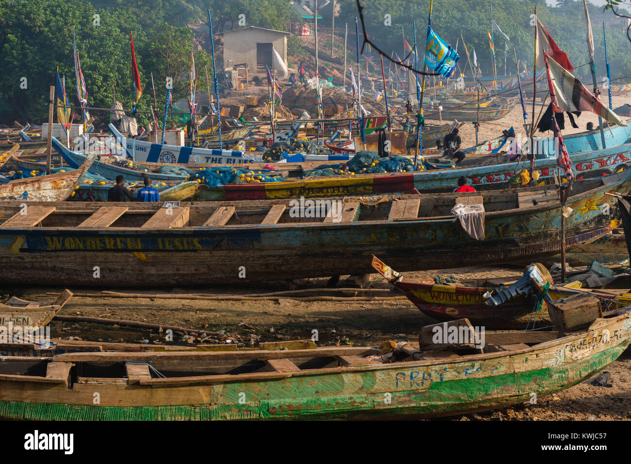 Hölzerne Fischerboote Line up am Strand, Senya Beraku, Gold Coast, Central Region, Ghana, Afrika Stockfoto